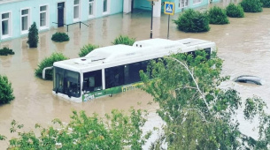 Керчь ушла под воду: вода в автобусах, машины «плывут» по окна, власть — в лодках (ВИДЕО, ФОТО) Керчь ушла под воду
