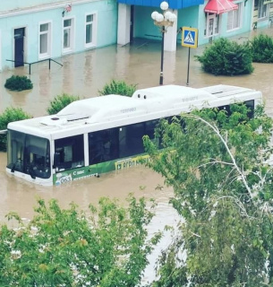 Керч пішла під воду: вода в автобусах, автівки «пливуть» по вікна, влада — в човнах (ВІДЕО, ФОТО) Керч пішла під воду