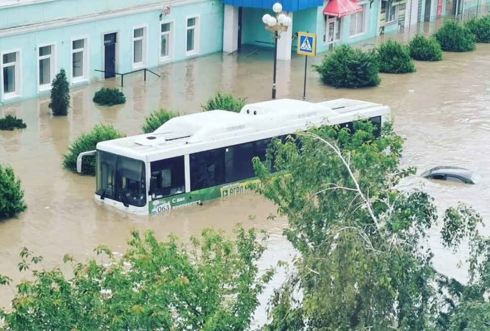Керчь ушла под воду: вода в автобусах, машины «плывут» по окна, власть — в лодках (ВИДЕО, ФОТО) Керчь ушла под воду