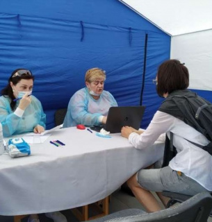 Вакцинация по-черновицки: без очередей, на улице возле кафе и на рынке в медпункте Вакцинация