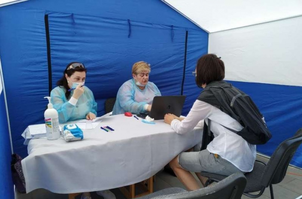 Вакцинація по-чернівецькі: без черг, на вулиці біля кафе та на ринку в медпункті Вакцинація