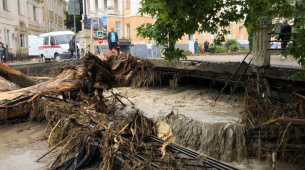 Ялта после стихии: более 600 человек эвакуированы, воду привозят водовозки, с моря достают машины (ВИДЕО, ФОТО) Ялта після стихії