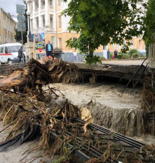 Ялта після стихії: понад 600 людей евакуйовано, воду привозять водовозки, з моря дістають машини (ВІДЕО,ФОТО) Ялта після стихії