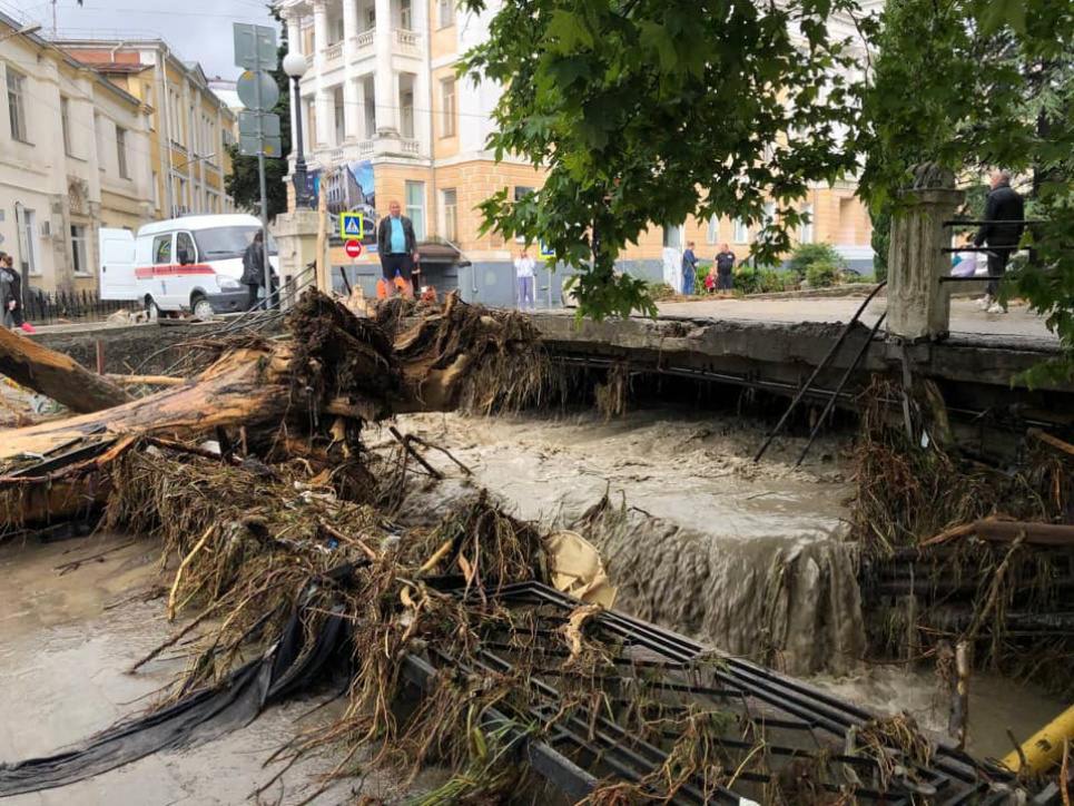 Ялта после стихии: более 600 человек эвакуированы, воду привозят водовозки, с моря достают машины (ВИДЕО, ФОТО) Ялта після стихії