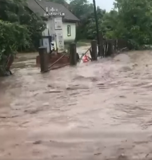 Негода змила дороги до 10 сіл на Буковині (відео) Негода наробила багато біди