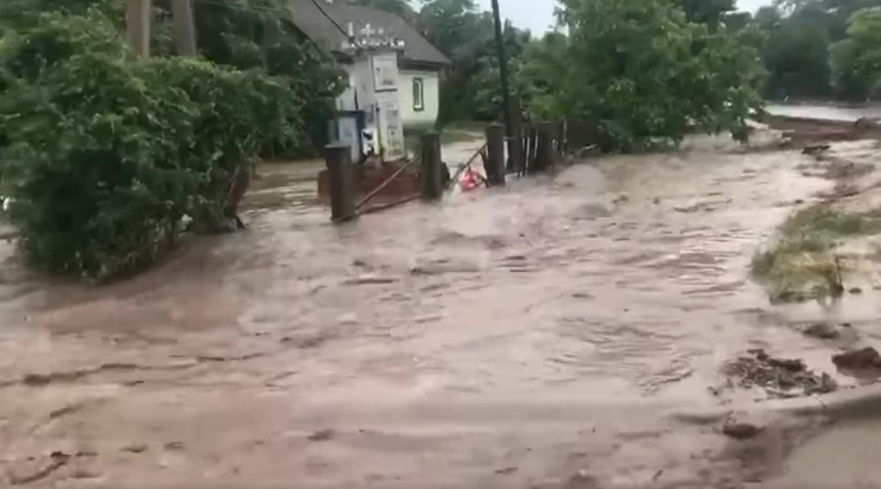Непогода смыла дороги до 10 сел на Буковине (видео) Негода наробила багато біди
