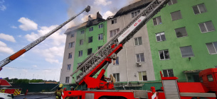 Взрыв в Белогородке: квартиры на верхних этажах сгорели, а жилплощадь на нижних этажах затопило. ФОТО: ГСЧС