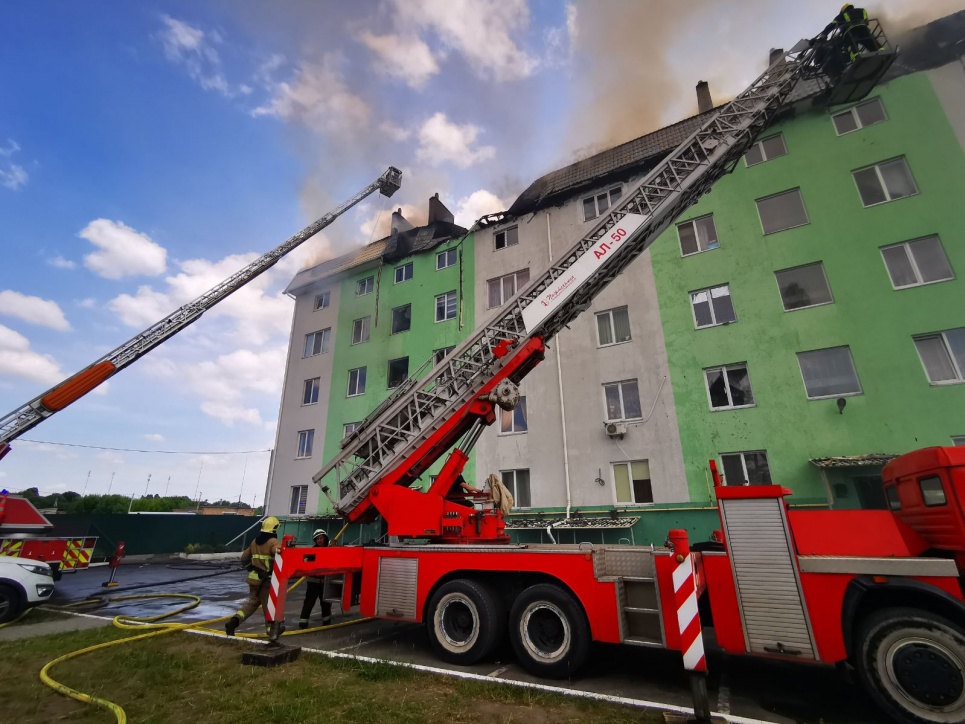 Вибух у Білогородці: квартири на верхніх поверхах згоріли, а житлоплощу на нижніх поверхах затопило . ФОТО: ДСНС