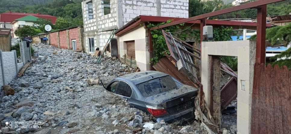 В Большой Ялте поселок завалило камнями, пострадало много домов (ФОТО) Ялта