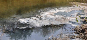 В Хмельницкой области река превращалась в клей