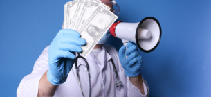 По действующему законодательству зарплата врача должна составлять 33,7 тыс. грн — эксперт