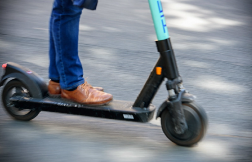 Самокаты, стоп: в Киеве ограничат скорость электросамокатов и введут запретительные зоны Электросамокат