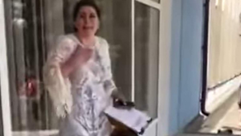 На завуча медицинского колледжа на Буковине отец выпускника вылил ведро фекалий (видео 18+, ненормативная лексика) Фото