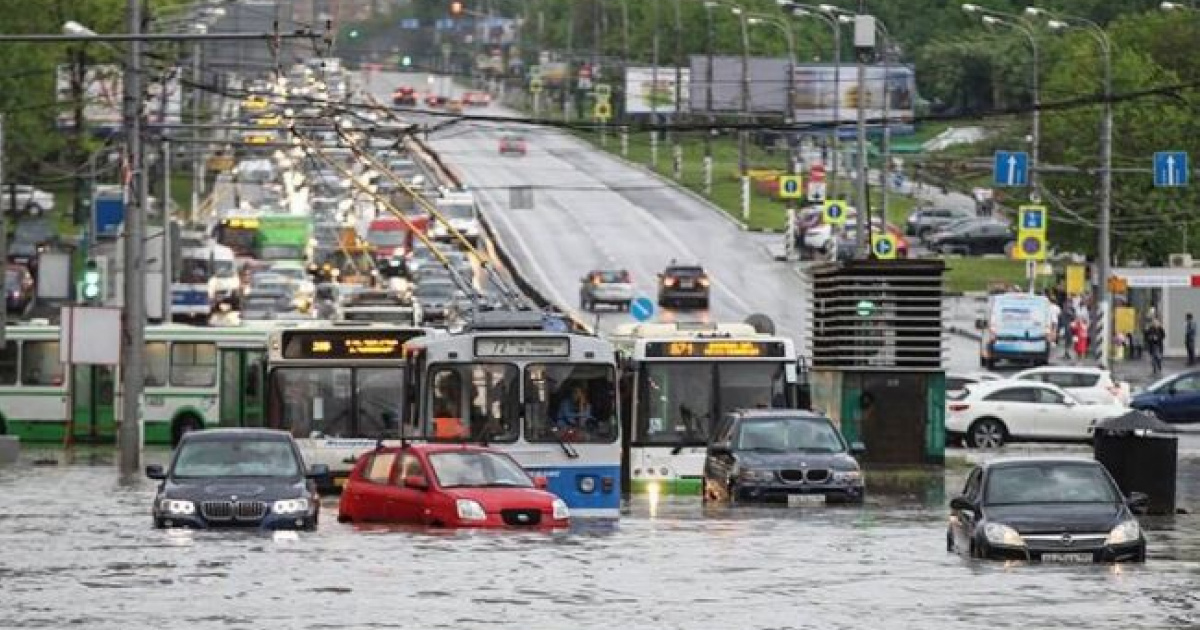 Сегодняшний день составляет более. Ливень в Москве 2004. Потоп на улицах Москвы. Затоплены улицы в Москве. Потоп в Москве.
