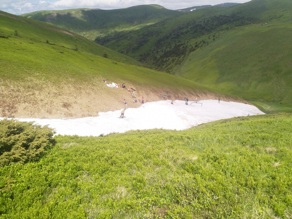 В Карпатах туристы в шортах и купальниках до сих пор катаются на лыжах (фото) Фото: @sneginfo