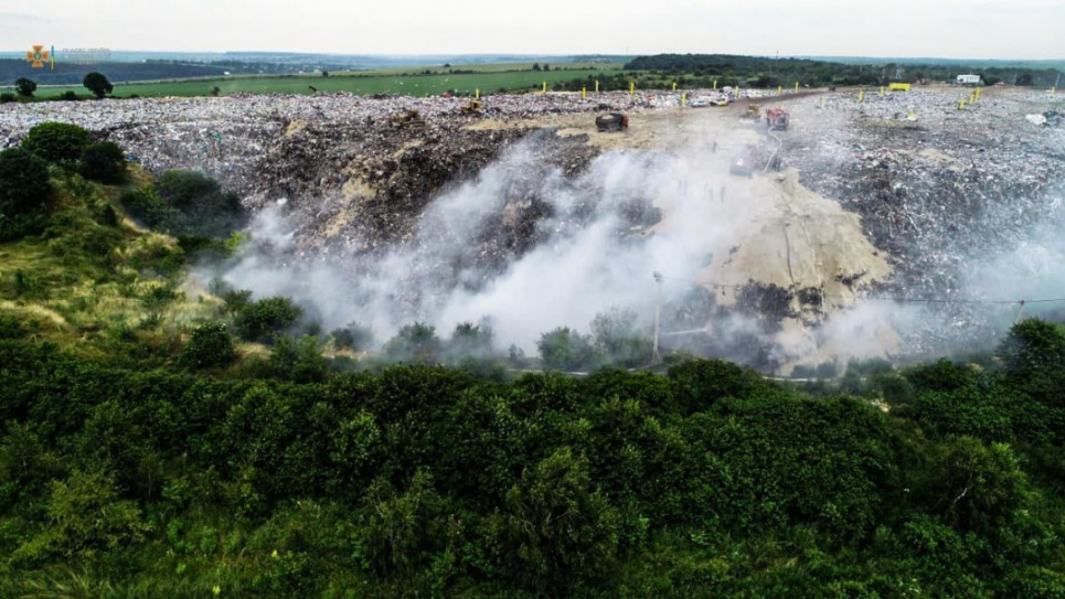 На Тернопільщині другу добу горить велике сміттєзвалище (фото) Фото: ДСНС