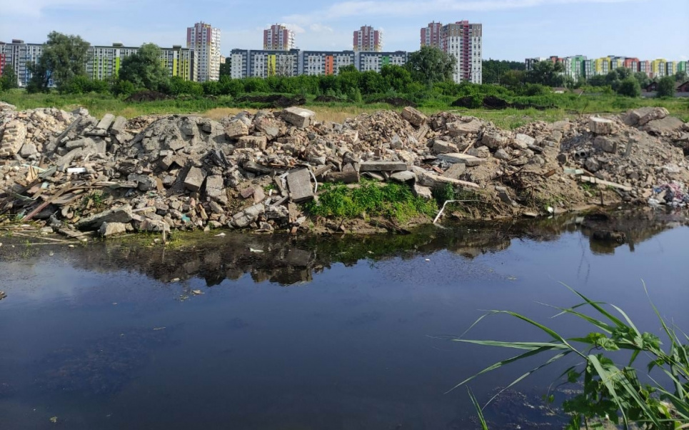 У Бучі річку засипають будівельним та побутовим сміттям (ФОТО) У Бучі річку засипають будівельним і побутовим сміттям