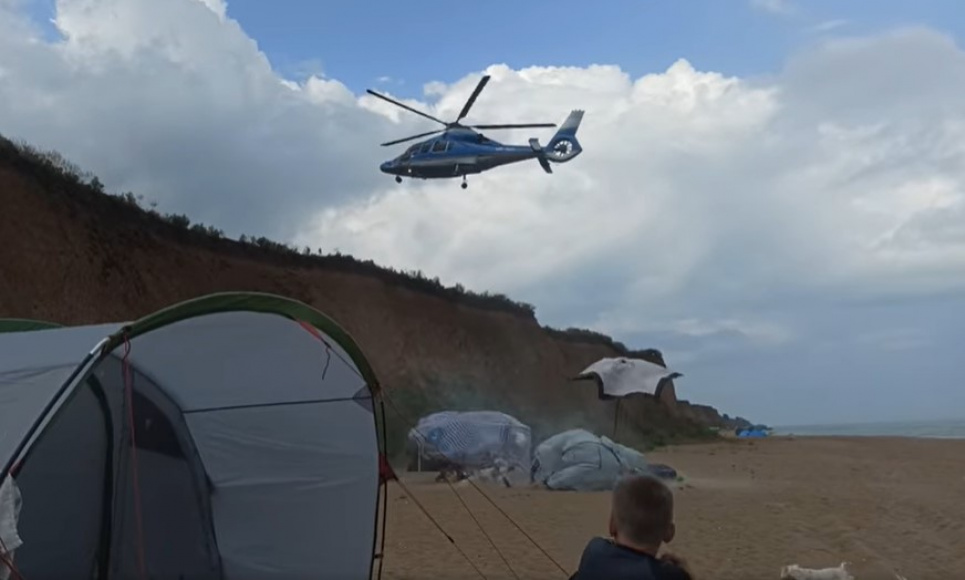 Приватний вертоліт зрівняв із землею намет відпочивальників під Одесою Фото: скрін із відео