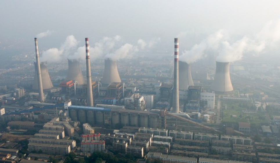 На 25 великих міст припадає більша половина викиду газів, що викликають потепління клімату, і майже всі вони в Китаї Вугільна електростанцію на околиці Чженчжоу (Китай) із висоти пташиного польоту. Фото: Stringer/Reuters