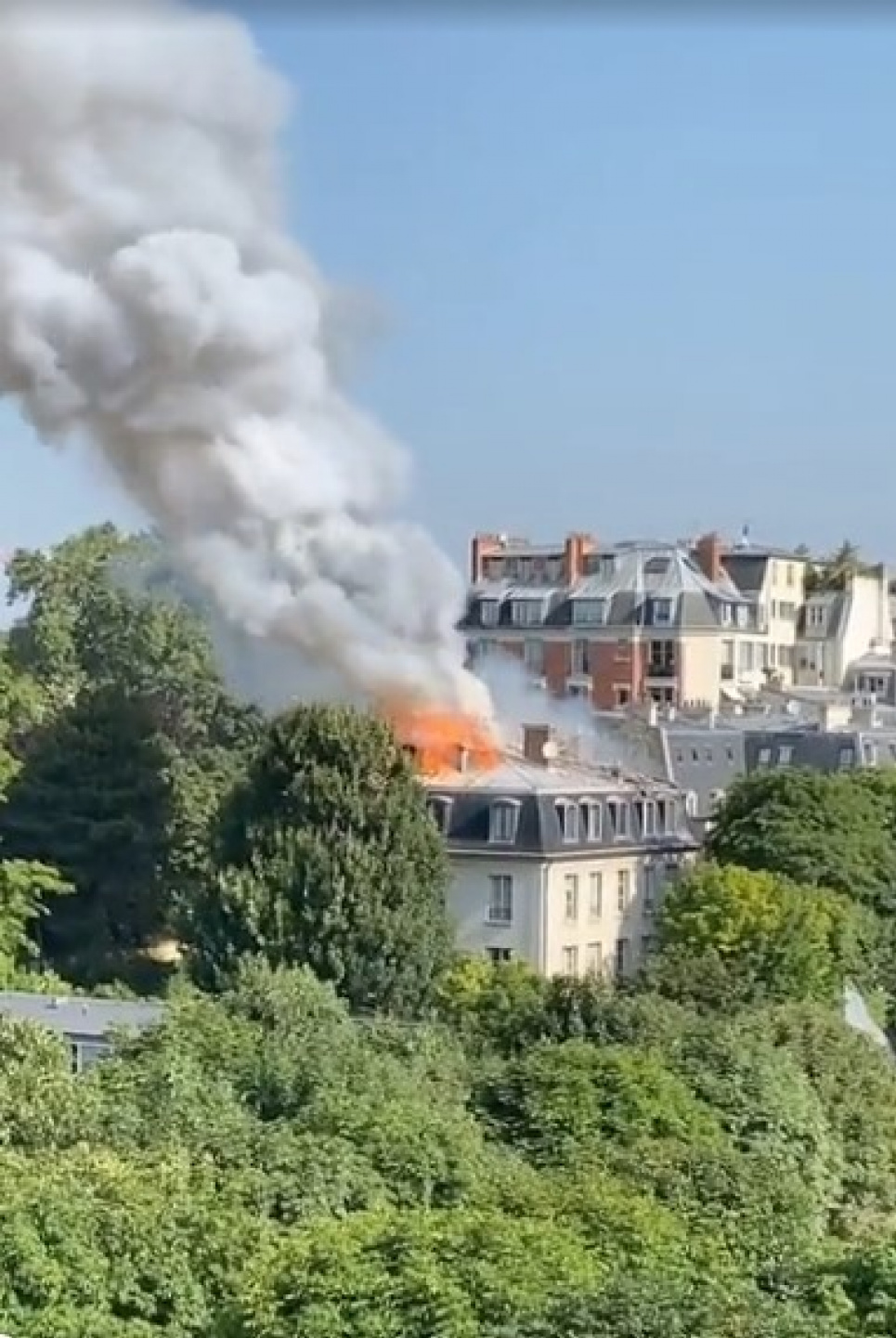 В Париже горит здание посольства Италии (ВИДЕО) Фото: скрин с видео