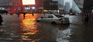 Апокалиптические видео из Китая: после аномального дождя прорвало еще одну плотина
