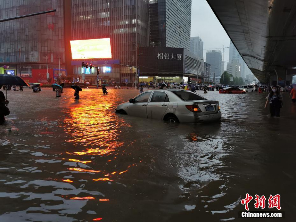 Апокаліптичні відео з Китаю: після аномального дощу прорвала ще одна гребля