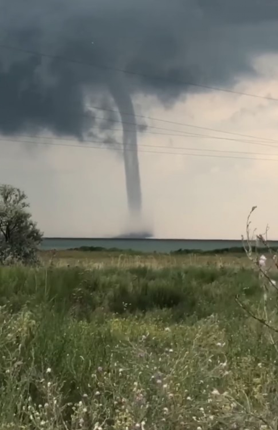 Сьогодні на Кирилівку налетів потужний торнадо (ВІДЕО) Фото: скрін з відео