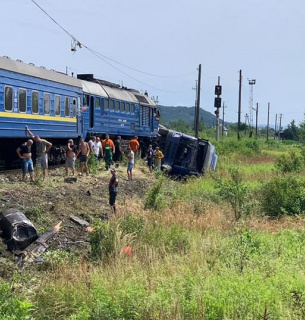 Біля Хуста фура не розминулася з поїздом, є постраждалі (ФОТО, ВІДЕО) Біля Хуста фура не розминулася з поїздом