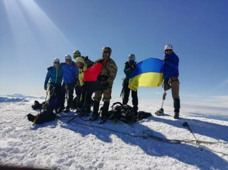 Трое украинских ветеранов на протезах покорили Казбек Фото: Виталий Дячук