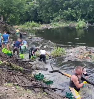 На Харківщині люди рятують річку від екологічної катастрофи (ВІДЕО) Фото: Артем Приходько
