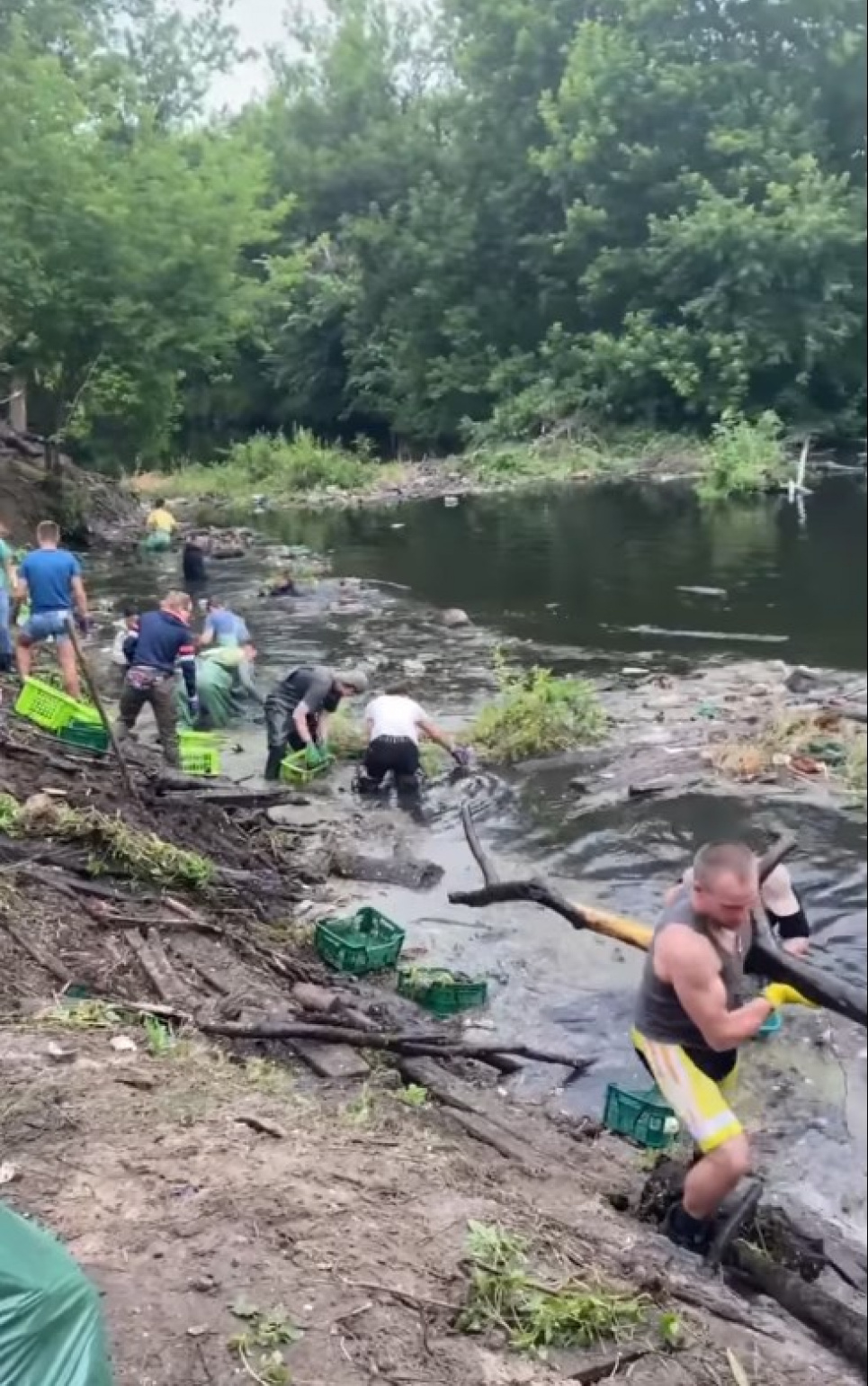 На Харківщині люди рятують річку від екологічної катастрофи (ВІДЕО) Фото: Артем Приходько