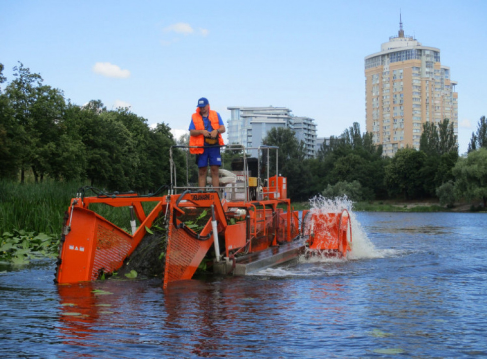 У Русанівському каналі водний комбайн косить водорості та збирає сміття (ФОТО) Фото: КП «Плесо»