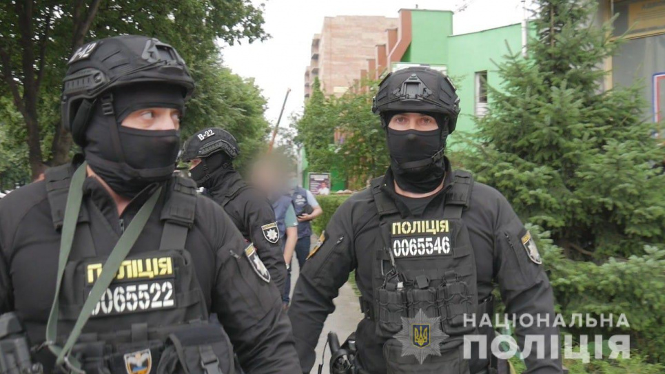 На Хмельниччині виявили підпільну друкарню, яка виготовляла фальшиві COVID-сертифікати, ПЛР-тести та дипломи Фото: Нацполіція