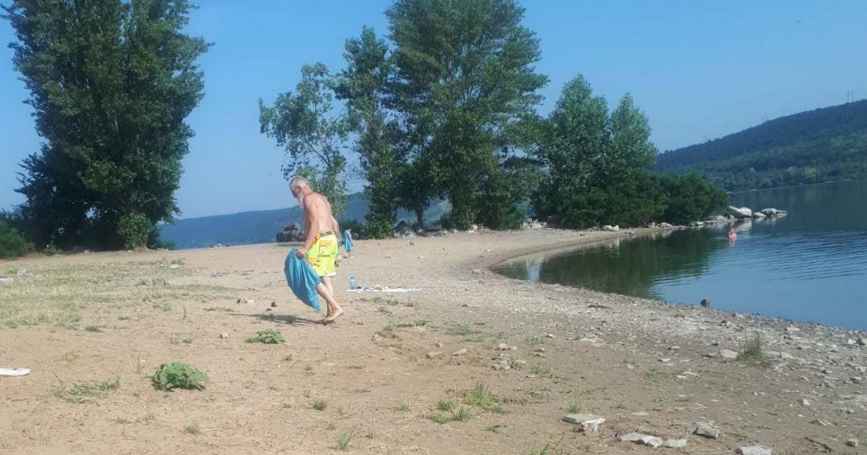 На Буковині німецький турист щодня прибирає місцевий пляж після відпочивальників Фото: з соцмереж
