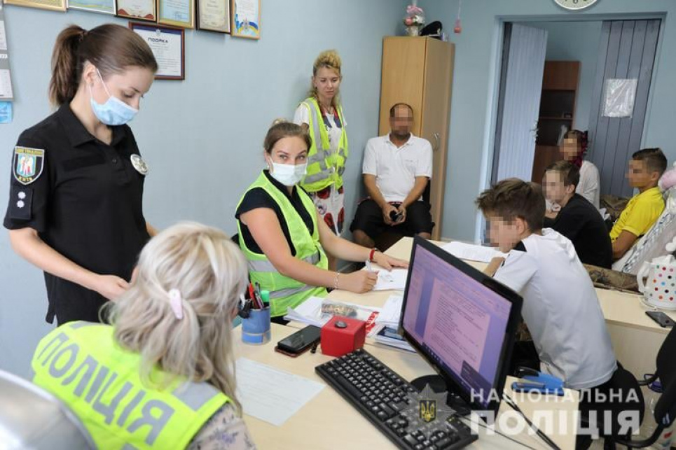 Подростки, которые бросали камни в людей и распыляли слезоточивый газ, делали такое по меньшей мере в четвертый раз Подростки, которые бросали камни в людей и распыляли слезоточивый газ, делали такое меньшей мере в четвертый раз