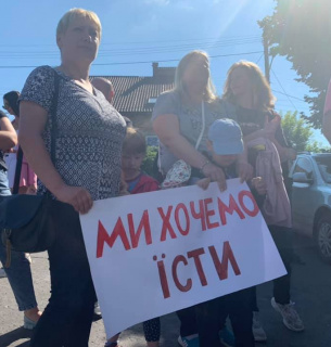 Жінки та діти гірників страйкують під стінами ДП «Львіввугілля» Жінки та діти гірників страйкують під стінами ДП «Львіввугілля»