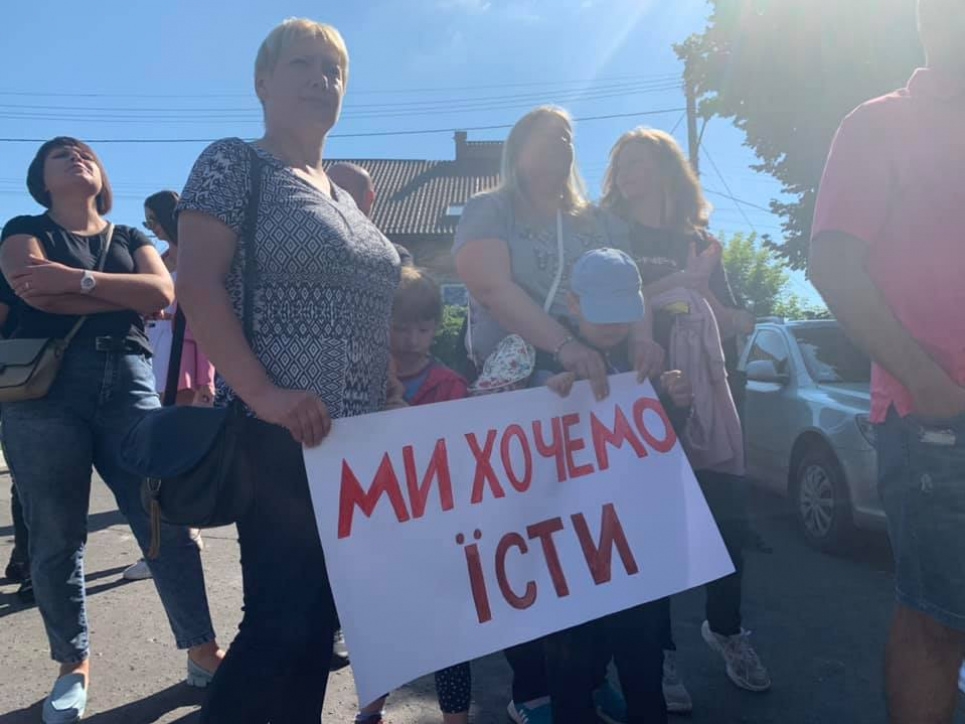 Жінки та діти гірників страйкують під стінами ДП «Львіввугілля»