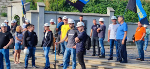 Во Львове продолжается масштабный митинг горняков: пришли к ЛОГА