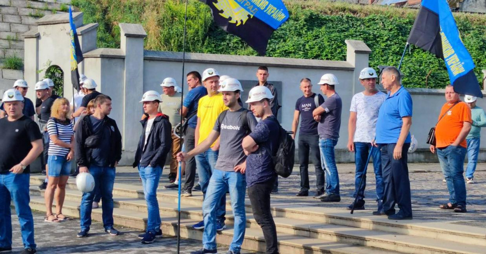 У Львові триває масштабний мітинг гірників: прийшли до ЛОДА 