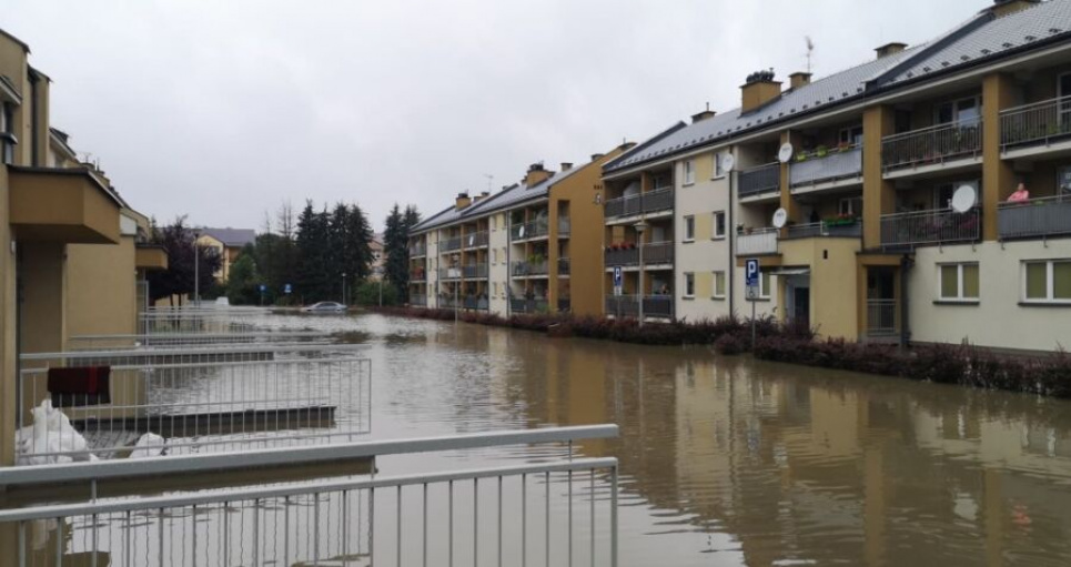 Краков затопило: вода залила больницу, по улицам плавают лодки (ФОТО) Краков затопило: вода залила больницу