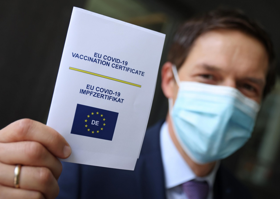 С сегодняшнего дня во Франции COVID-паспорт стал обязательным: в поезда и рестораны будут пускать только с ним Фото:
Корреспондент.net