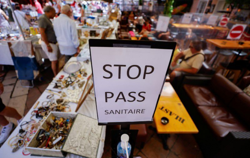 Французская полиция проверяет у посетителей общественных заведений вакцинные паспорта (ФОТО) Фото: Reuters