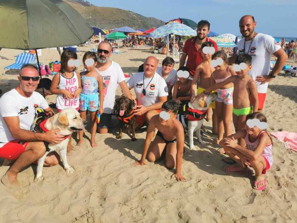 В Італії собаки врятували 14 людей, яких віднесло у відкрите море Фото 6 ansa.it