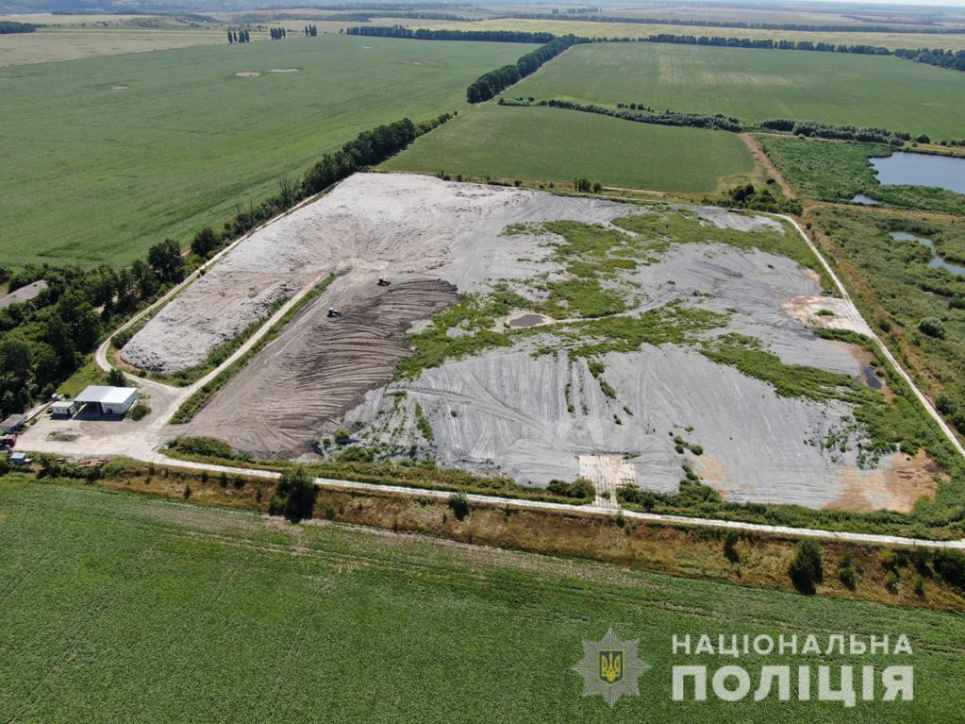 Величезний сміттєвий полігон виявлено на Київщині: поліція прийшла на Обухівську паперову фабрику Величезний сміттєвий полігон виявлено на Київщині