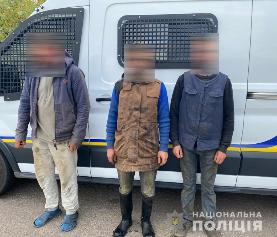 Спали з худобою: на Волині 60-річна жінка тримала у рабстві трьох чоловіків (ФОТО) Фото: Нацполіція