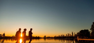 Бігуни насолоджуються заходом сонця на озері Альберт-Парк у Мельбурні у травні 2020 р. Фото: Getty