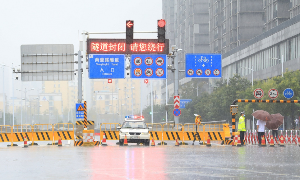 Подземный тоннель в центре города Чжэнчжоу, провинция Хэнань в Центральном Китае, закрыт в воскресенье из-за сильного дождя. Фото: IC 