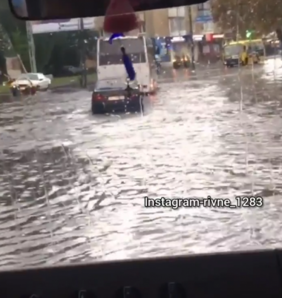 Вулиці у Рівному перетворились на річки (ВІДЕО) Фото: скрін з відео