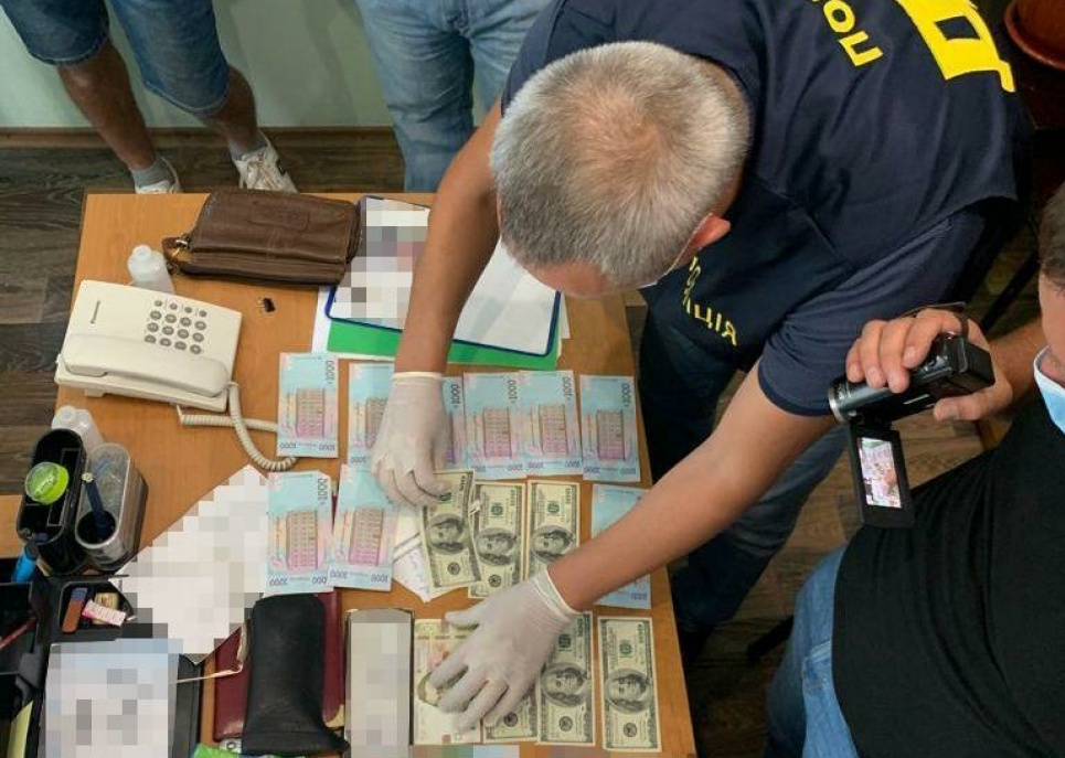 Підлеглий міністра Абрамовського попався на хабарі: вимагав гроші за доступ до Нацпарку Фото: Нацполіція