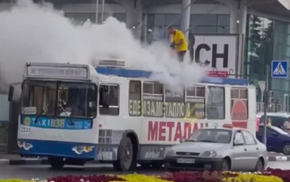В Харькове молния ударила в троллейбус во время грозы (ВИДЕО) Фото: скрин из видео
